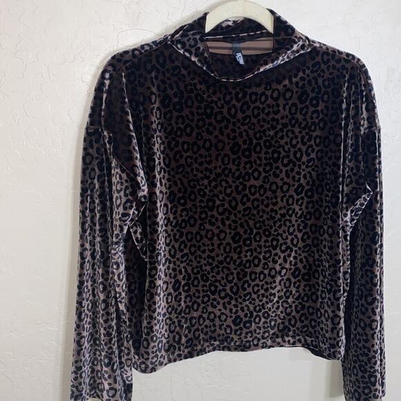 Victoria Sport velour belle sleeve turtleneck - Picture 2 of 6